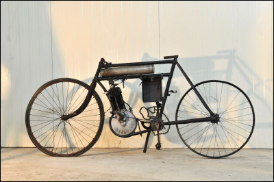 En 1899, cet homme, qui deviendra célèbre, crée le prototype d'un vélo équipé d'un moteur !