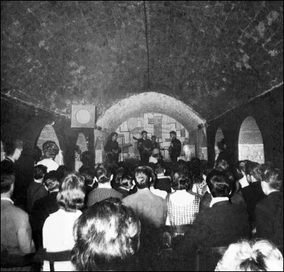 A partir de février 1961, The Cavern Club, salle de spectacle de Liverpool, voit se produire un groupe qui devient rapidement célèbre :