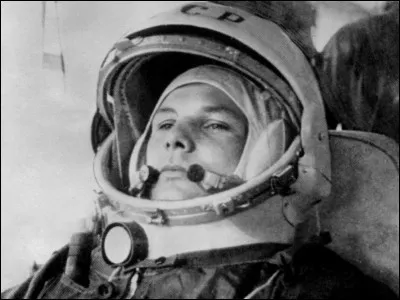 Le 12 avril, Youri Gagarine est le premier homme dans l'espace ; il effectue le tour de la terre en orbite. Quel était son vaisseau ?