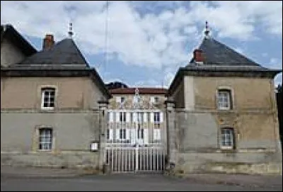 Pour voir cette maison de maître du XVIIIe siècle, direction Bey-sur-Seille. Village du Grand-Est, en Lorraine, il se situe dans le département ...