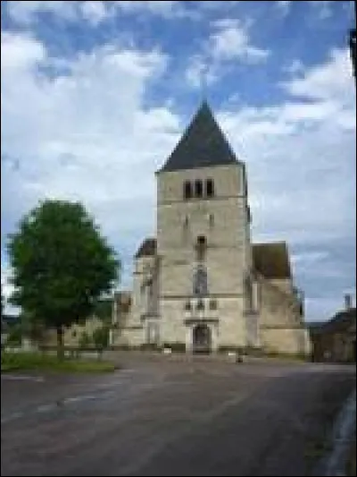 Vous avez sur cette image l'église Saint-Aventin de Mélisey. Commune de Bourgogne-Franche-Comté, dans l'arrondissement d'Avallon, elle se situe dans le département ...