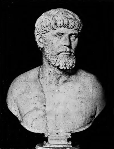 Architecte, ingénieur, dessinateur, sculpteur et auteur de traités techniques, notamment sur les machines de guerre. Il devient l'architecte et l'ingénieur attitré de l'empereur Trajan en 92 après J.-C. Qui est-il ?