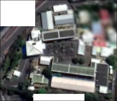 Le commissariat de police se trouve dans ces locaux. Dans la vie réelle, il s'agit d'un collège à La Réunion. Quel est son nom ?