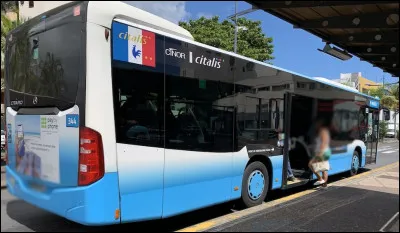 Nous ne possédons qu'un seul moyen de transport en commun, c'est le bus. Il a sa propre voie de circulation. Savez-vous comment s'appelle ce dispositif ?