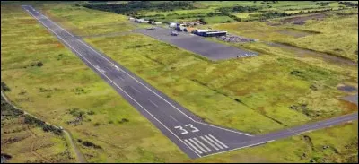 Voilà le deuxième moyen d'entrer et de sortir de la ville. La zone est ultra-sécurisée. Ce petit aéroport peut accueillir des petits et moyens porteurs mais aussi des hélicoptères. Quels sont les numéros marqués au bout de la piste ?
