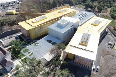 La clinique regroupe un bon nombre de spécialités de la médecine. Parmi elles, le SMUR. À quoi correspondent ces abréviations ?