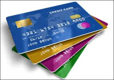 Sous quel prénom se présente la vraie Monica à la fausse Monica, celle qui a volé la carte bancaire de la vraie Monica ?