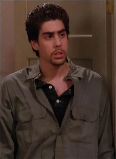 Que dépose l'ex-petite amie d'Eddie chez Chandler ?