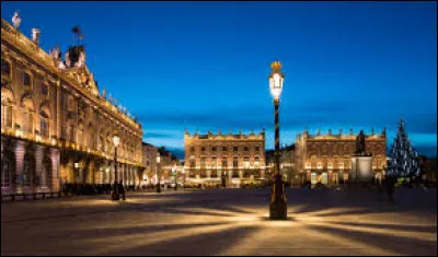 Dans quelle ville retrouve-t-on la place Stanislas ?