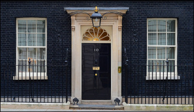 Au cours de son règne, combien a-t-elle vu passer de Premiers ministres britanniques ?