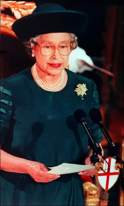 Comment qualifie-t-elle l'année 1992, pendant laquelle l'oncle du prince Philip, Louis Mountbatten, se fait assassiner et trois de ses enfants se séparent et divorcent ?