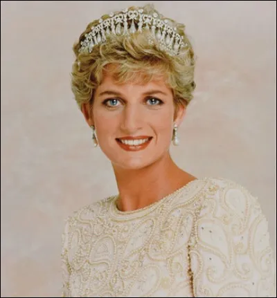 En quelle année meurt sa belle-fille, Diana Spencer ?