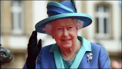 La reine a dû faire face à de virulentes critiques de la presse à l'encontre de la famille royale. Comment est sa popularité au sein de la population britannique ?