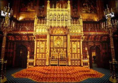 À quelle date accède-t-elle au trône britannique, à l'âge de 25 ans ?