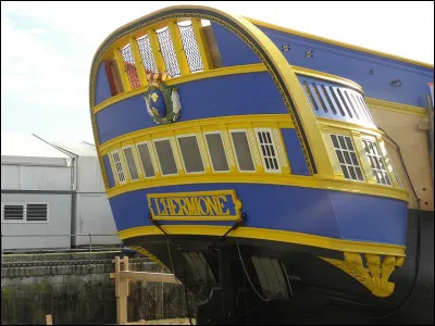 Sur les anciens navires à voiles, qu'étaient les deux petits compartiments arrières nommés ''bouteilles'' ?