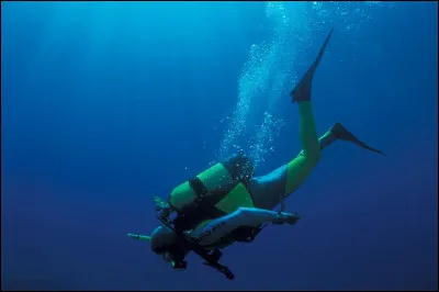 Que contient en général, une bouteille de plongée ?