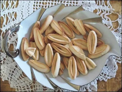 Quel est ce biscuit en forme de barque, parfumé à la fleur d'oranger ou d'autres épices, une spécialité de Marseille ?