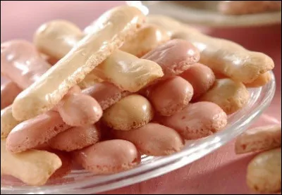 Quel est ce petit biscuit croquant allongé ou rond, rose ou blond, une spécialité de Pithiviers et de Reims ?
