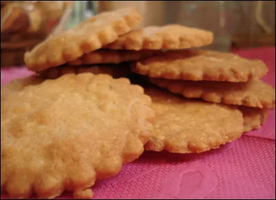 Quel est ce biscuit sec, rond, à bord cannelé, spécialité de Sablé-sur-Sarthe ?