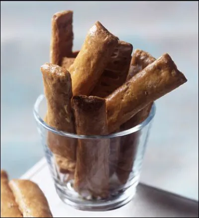 Quel est ce biscuit sec, dur, mince et doré à base de farine, de sucre, de fleur d'oranger et d'amandes, spécialité de Nîmes ?