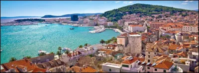 Ville croate de 160 000 habitants, port sur la côte dalmate :