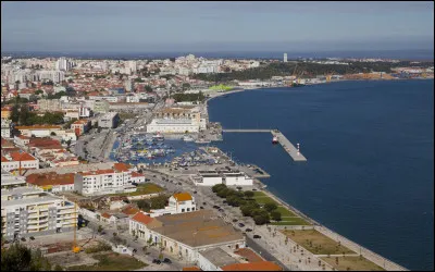 Ville portugaise de 120 000 habitants, située sur la côte, au sud de Lisbonne :