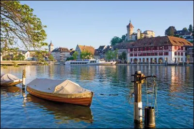 Ville suisse de 30 000 habitants, située dans le nord du pays, sur la rive droite du Rhin :