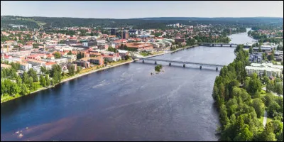 Dans quel pays se trouve Skellefteå, ville de 32 000 habitants ?