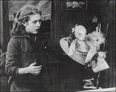 Dans le film de 1912, de D.W. Griffith, de quelle ville est le chapeau ?