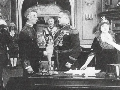 Quel nom porte le film de 1917, dans lequel le comte Ferdinand, commandant d'un sous-marin, refuse de tirer sur un paquebot civil ?