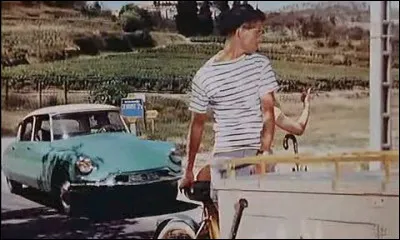 Un certain Darry Cowl fait le pitre sur la route devant cette DS19. Mais dans quelle comédie de 1957 joue-t-il ?