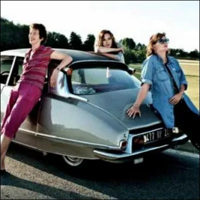 Ces actrices posent devant une DS Pallas. Dans quel film de 2010 peut-on voir Jane Birkin, Catherine Jacob et Caroline Cellier réunies ?