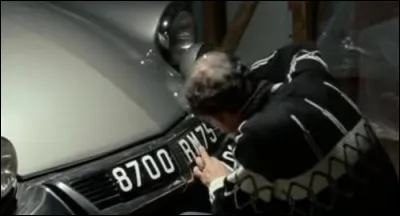 Dans ce film policier de 1966 Alain Delon vient de voler cette DS Pallas à la quelle il fait changer les plaques dans un garage de banlieue. Quel est ce film ?