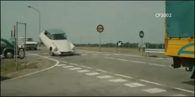 Cette DS acrobatique participe à un carambolage d'anthologie. Mais dans quel film ?
