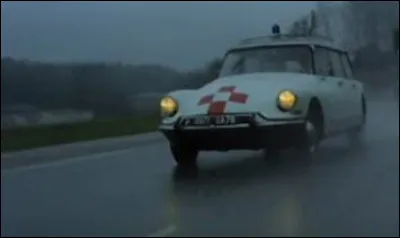 Michel Piccoli est bien mal en point dans cette DS ambulance car il vient de se planter sur la route. Quel est ce film incontournable sorti en 1970, de Claude Sautet ?