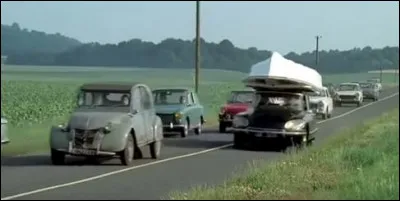 Cette auto conduite par de Funes ne s'embête pas avec le code de la route. D'où vient cette séquence avec une DS noire et un bateau sur le toit ?