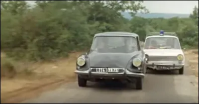 Pas mal de cascades dans ce film de Georges Lautner sorti en 1973. Dans quel film cette DS va-t-elle finir désossée dans une mare ?