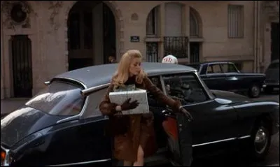 Dans ce film de Buñuel en 1967, Catherine Deneuve sort d'un taxi DS noir et le film se nomme...