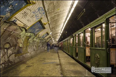 Quel est le nombre de stations de métro fantômes présentes dans le sous-sol parisien ?