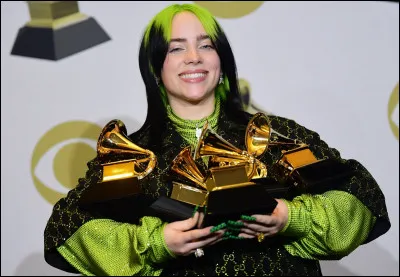 Billie a réalisé un grand exploit : rentrer dans la légende. Elle a réussi à remporter les quatre Grammys les plus convoités en une soirée, un de ses Grammy ne fait pas partie de la liste, lequel ?