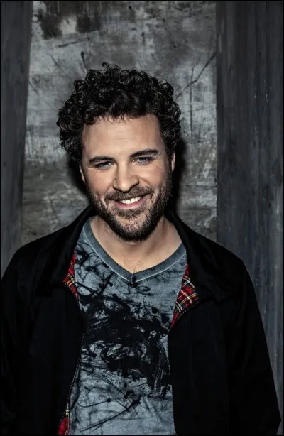 Quel est le nom de ce musicien jouant de la guitare et du bouzouki ?