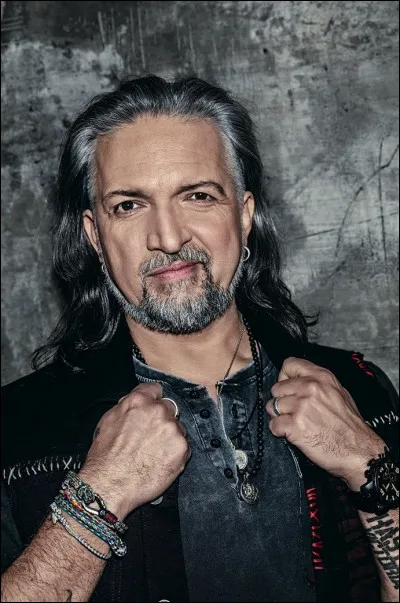 Qui est le seul membre &agrave; jouer de la vielle &agrave; roue ?