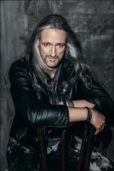 Quel est le membre jouant du davul ?