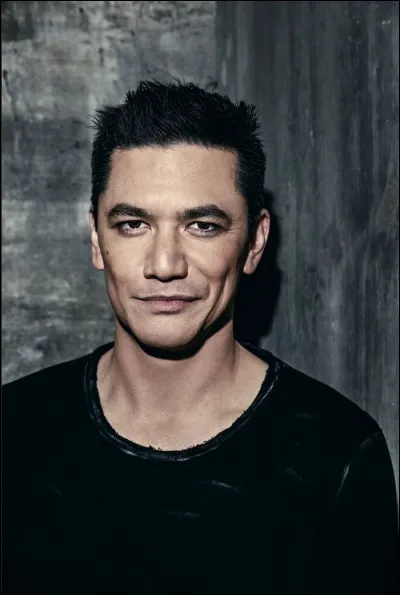 Il n'y a que lui qui sait jouer du ukul&eacute;l&eacute;. Qui est-il ?