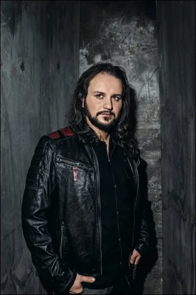 Il joue principalement des cornemuses et des pipes. Comment se nomme-t-il ?