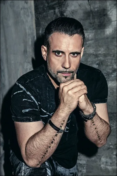 Il joue (entre autres) plusieurs types de guitares, percussions et piano. Quel est son surnom ?