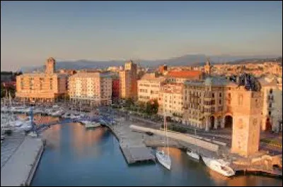 Ville italienne de 60 000 habitants, port sur la côte ligure :