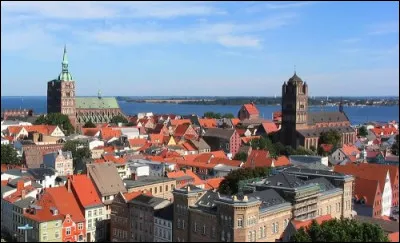 Ville allemande de 60 000 habitants, située en Poméranie, sur les rives de la mer Baltique :