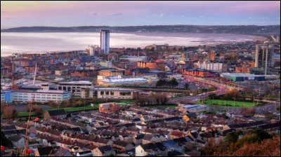 Ville côtière britannique de 240 000 habitants, située dans le sud du pays de Galles :