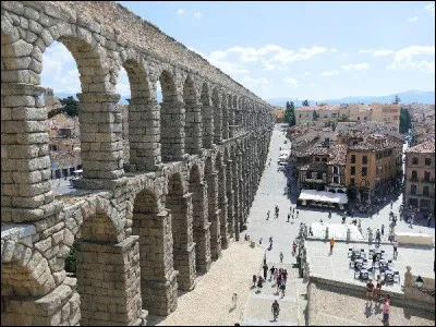 Ville espagnole de 50 000 habitants, située en Castille, connue pour son Alcazar, sa cathédrale et son aqueduc romain :